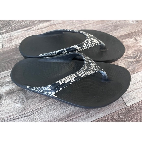 OOFOS Ooahh Luxe Thong Sandals Women's Size 8 Black Snake Print - Picture 1 of 8